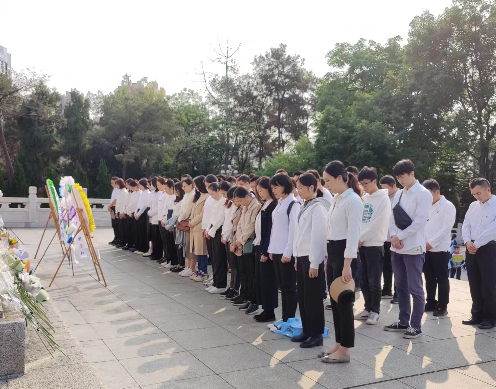 市排水公司黨總支、南寧建康環(huán)保公司黨支部開展“緬懷革命先烈，賡續(xù)紅色基因”聯(lián)合主題黨日活動