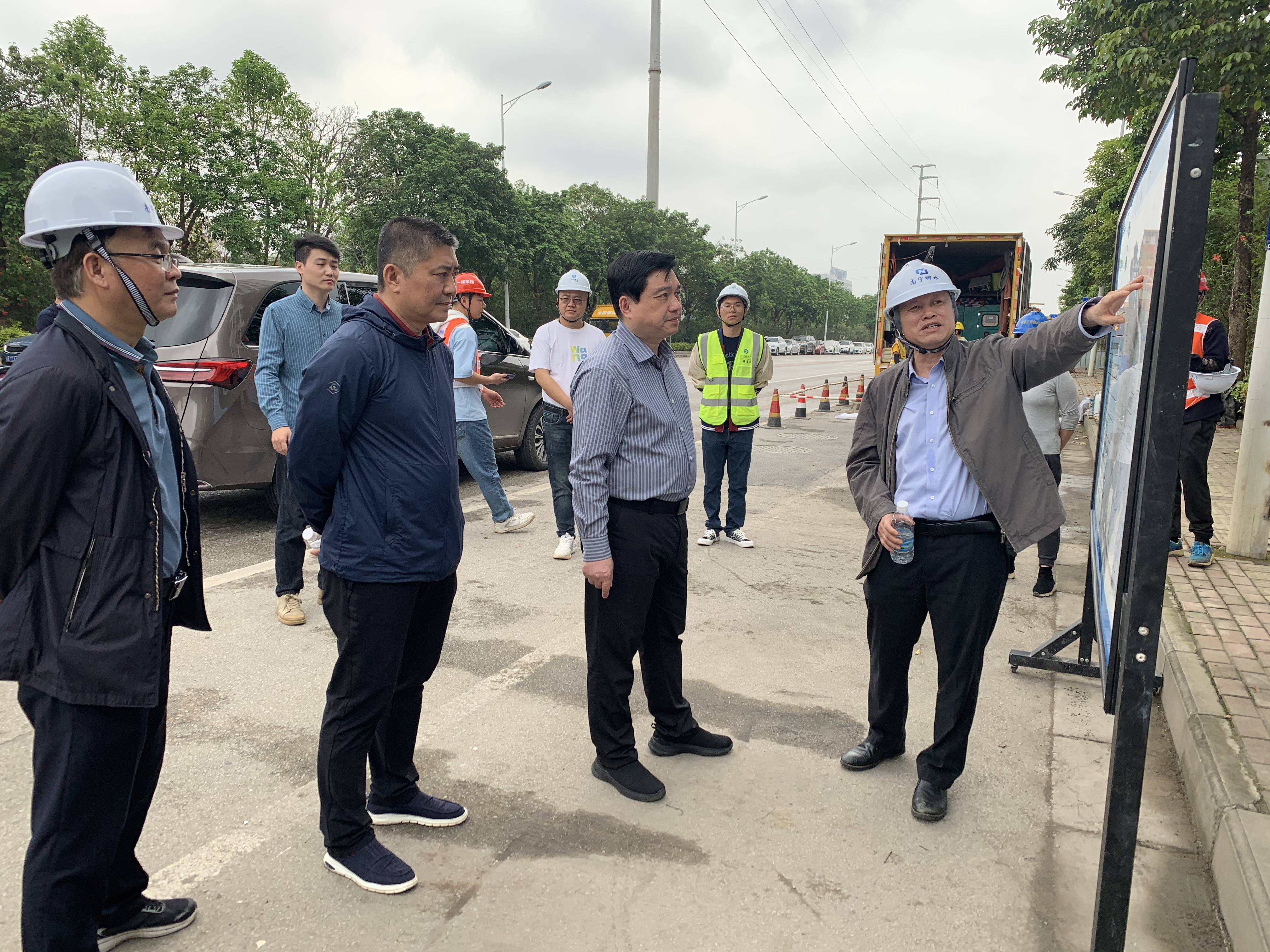 南寧市委常委、政法委書記黃寧到南寧市雨污水管網(wǎng)改造項(xiàng)目第六期工程開展調(diào)研工作