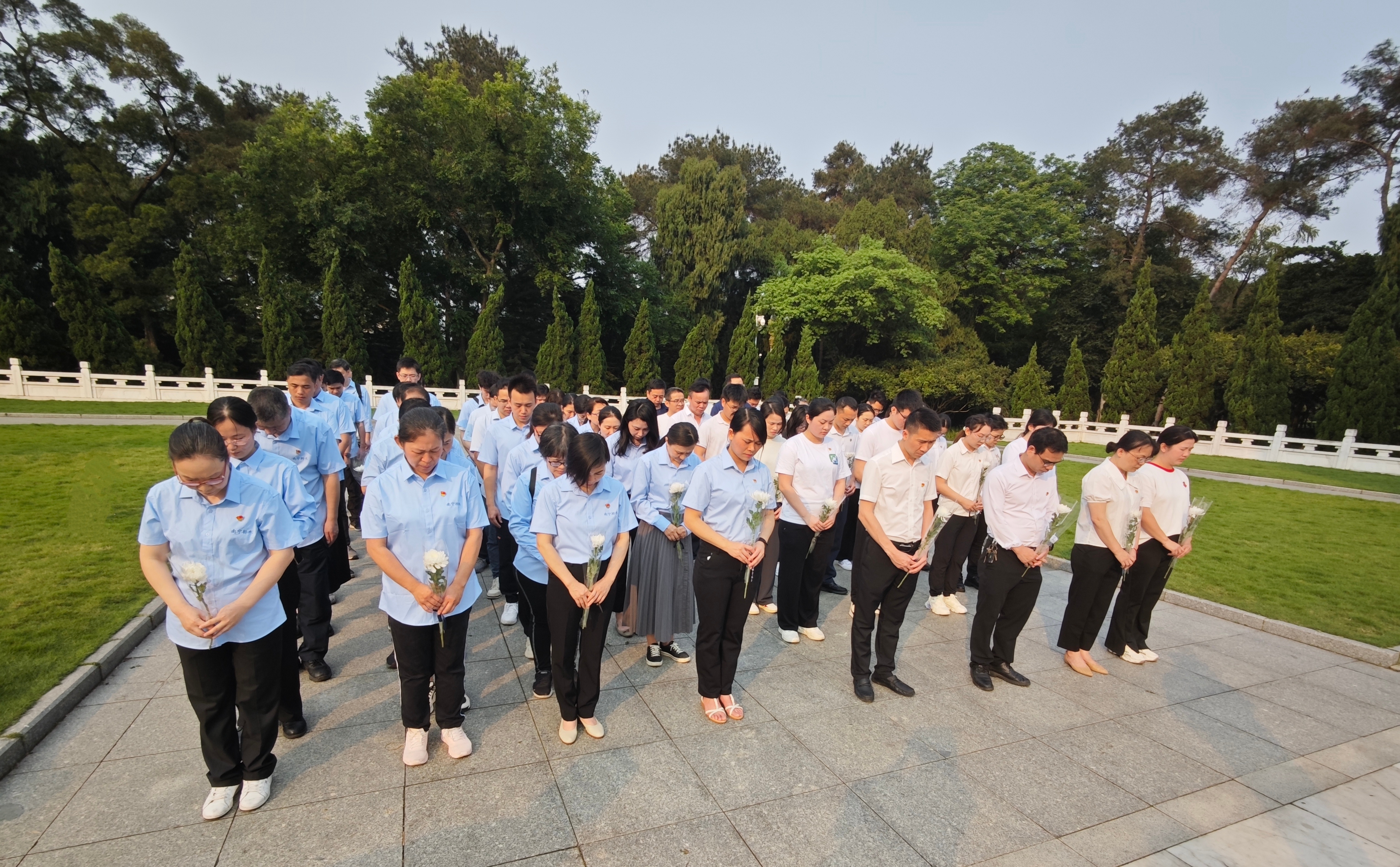 市排水公司黨總支、南寧建康環(huán)保公司黨支部 聯(lián)合開展“學(xué)黨史憶英烈 祭忠魂守初心” 主題黨日活動