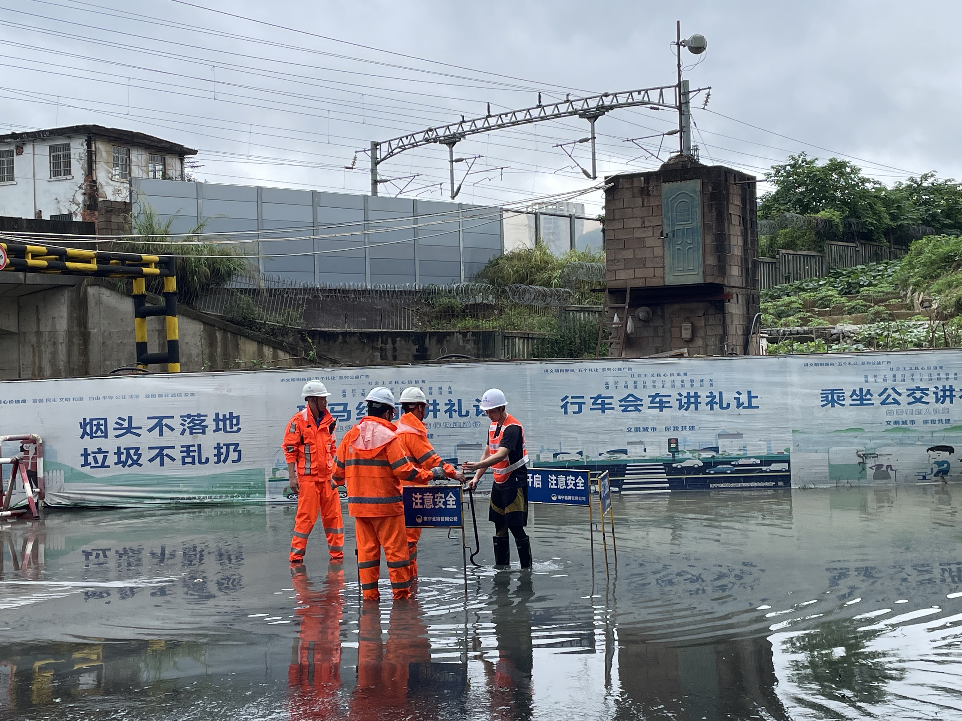 積極應(yīng)對(duì)強(qiáng)降雨，市排水公司連夜出擊排水搶險(xiǎn)